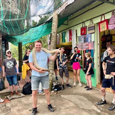 Slang knuffelen bij de Mekong rivier